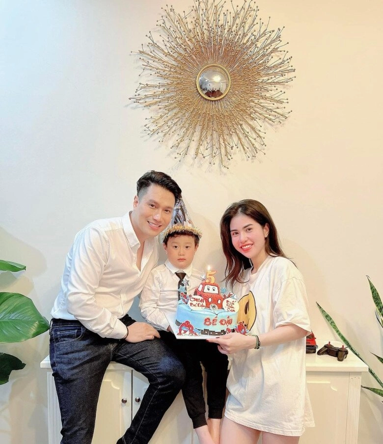 Con trai nsưt việt anh 8tuổi to cao gần bằng bố đi ăn nhà hàng vẫn được bón từng miếng - 11