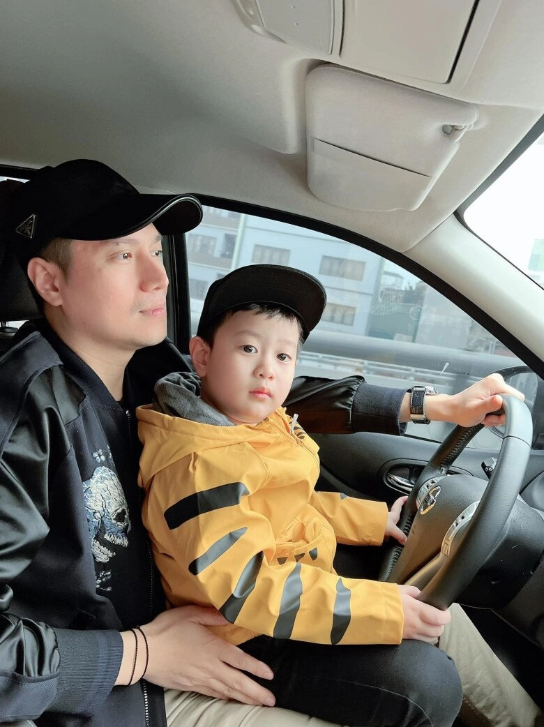 Con trai nsưt việt anh 8tuổi to cao gần bằng bố đi ăn nhà hàng vẫn được bón từng miếng - 12