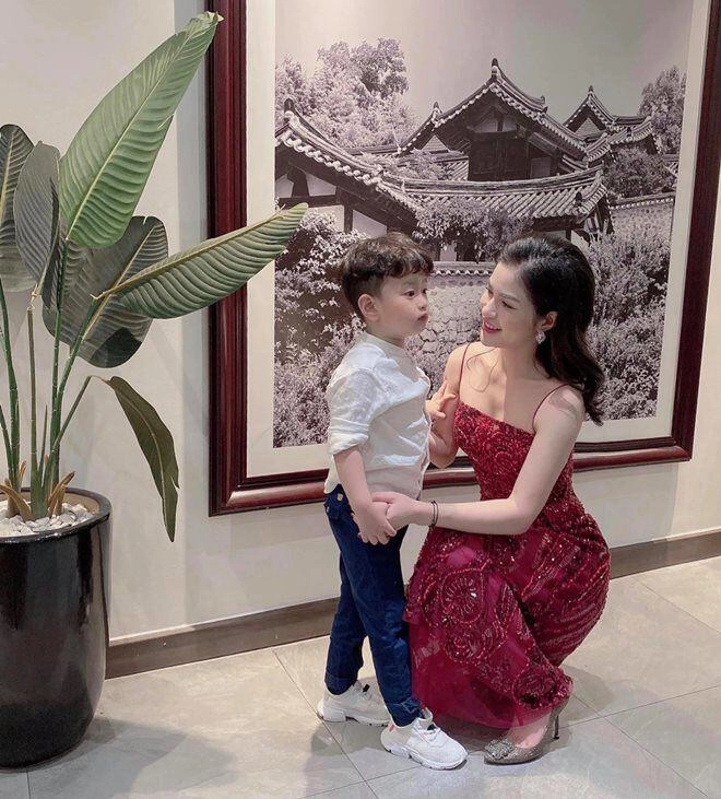 Con trai nsưt việt anh 8tuổi to cao gần bằng bố đi ăn nhà hàng vẫn được bón từng miếng - 13