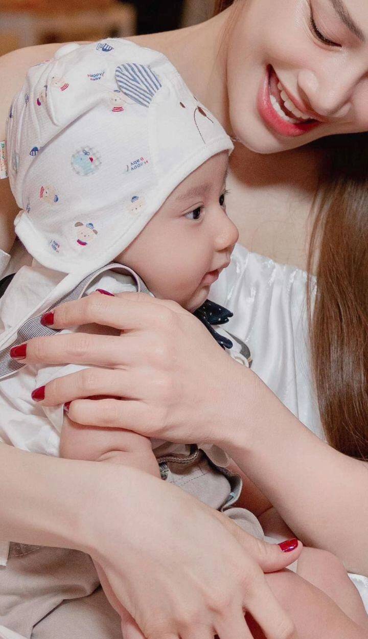 Con trai trường giang nhã phương đúng đẹp từ trong trứng nước 3 tháng mũi cao hệt mẹ 1 tuổi điển trai giống bố - 1
