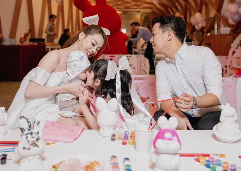Con trai trường giang nhã phương đúng đẹp từ trong trứng nước 3 tháng mũi cao hệt mẹ 1 tuổi điển trai giống bố - 2