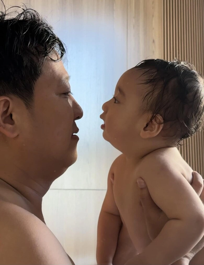 Con trai trường giang nhã phương đúng đẹp từ trong trứng nước 3 tháng mũi cao hệt mẹ 1 tuổi điển trai giống bố - 4