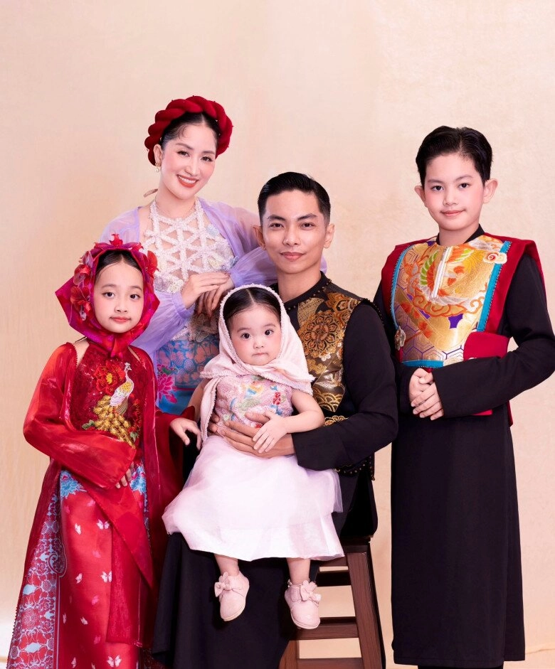 cosplay mv bắc bling của hoà minzy gia đình khánh thi phan hiển gây sốt cõi mạng 3 con nhan sắc cực phẩm - 4