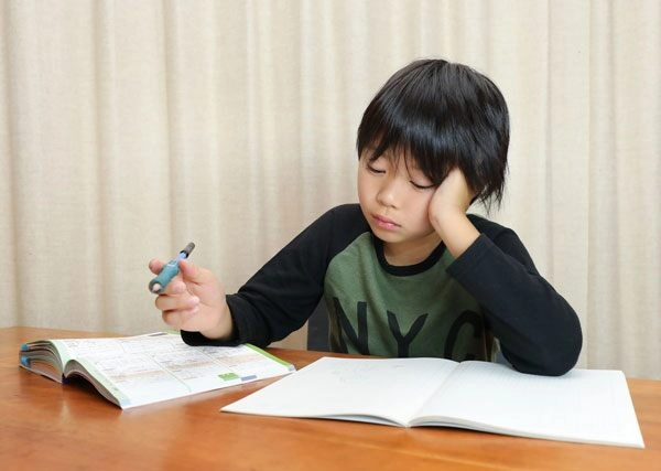 Cứ đến 8 giờ tối ngồi học là con lại chỉ tay ra cửa sổ bảo có người mẹ trẻ run rẩy vì nhìn mãi không thấy ai - 1