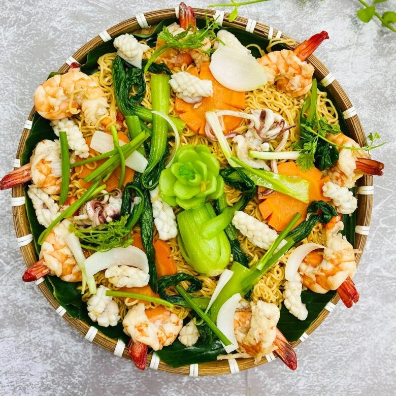 Cứ tưởng mì tôm chỉ nấu trứng hay thịt bò là xong ai ngờ có thể biến tấu thành đủ món hấp dẫn ai thấy cũng thèm - 1