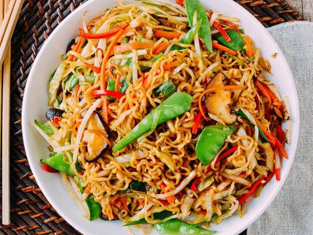 Cứ tưởng mì tôm chỉ nấu trứng hay thịt bò là xong ai ngờ có thể biến tấu thành đủ món hấp dẫn ai thấy cũng thèm - 3