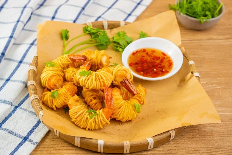 Cứ tưởng mì tôm chỉ nấu trứng hay thịt bò là xong ai ngờ có thể biến tấu thành đủ món hấp dẫn ai thấy cũng thèm - 4
