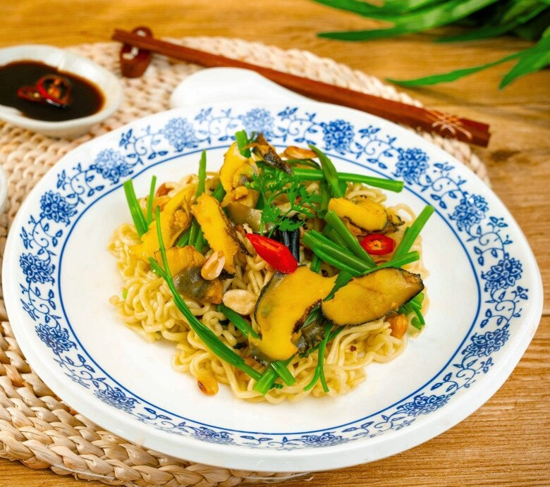 Cứ tưởng mì tôm chỉ nấu trứng hay thịt bò là xong ai ngờ có thể biến tấu thành đủ món hấp dẫn ai thấy cũng thèm - 5