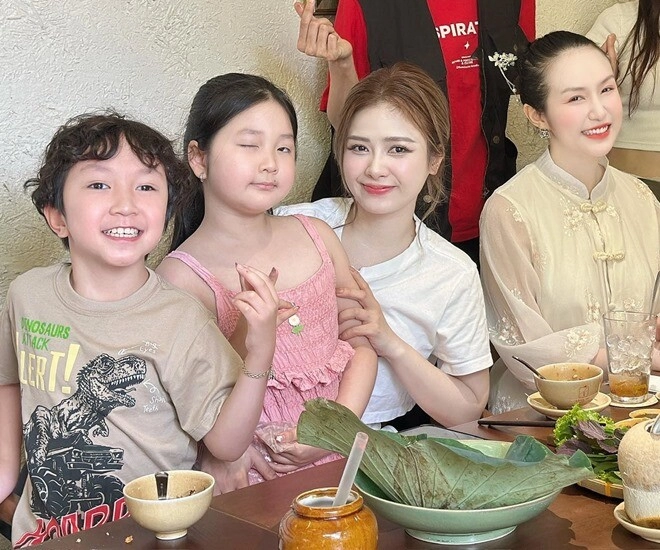 Cùng một chế độ chăm sóc con gái tuấn hưng kém 3 tuổi nhưng cao hơn anh trai nửa cái đầu xinh hệt mẹ chủ tịch - 1