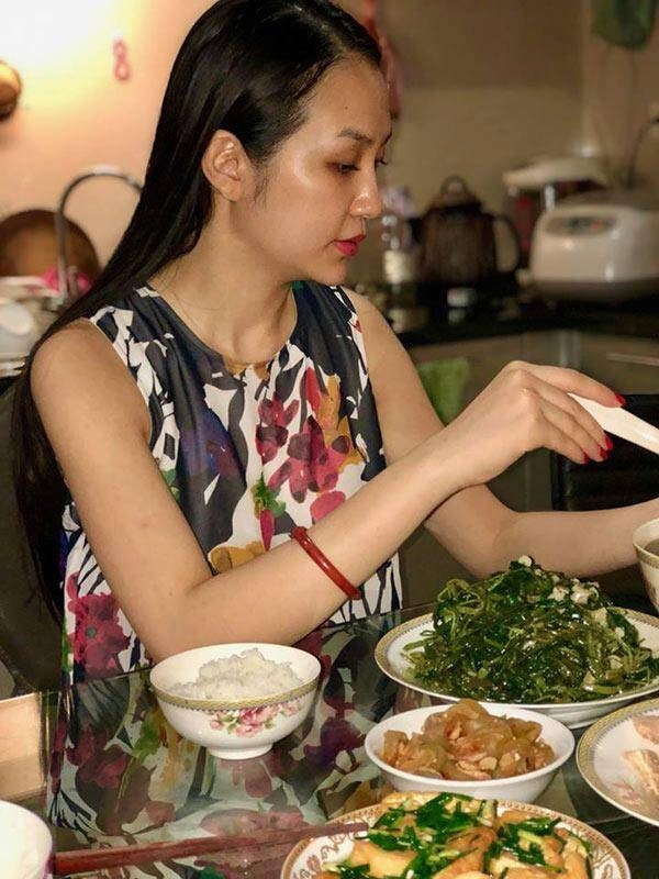 Cùng một chế độ chăm sóc con gái tuấn hưng kém 3 tuổi nhưng cao hơn anh trai nửa cái đầu xinh hệt mẹ chủ tịch - 6
