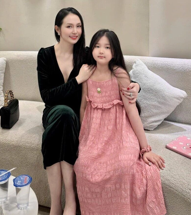 Cùng một chế độ chăm sóc con gái tuấn hưng kém 3 tuổi nhưng cao hơn anh trai nửa cái đầu xinh hệt mẹ chủ tịch - 8