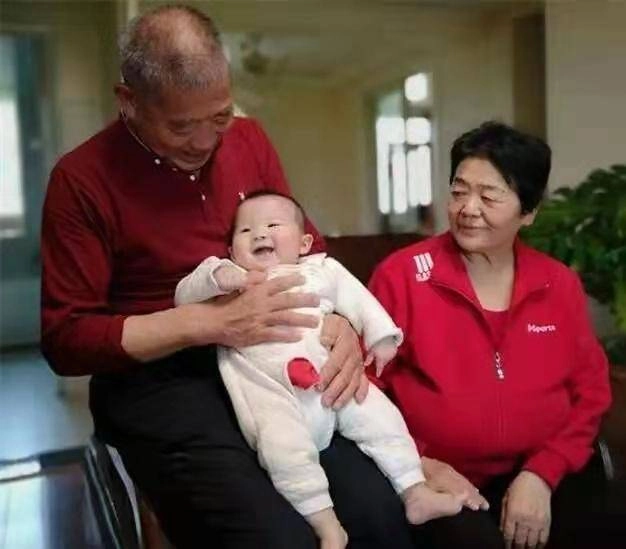 Cuộc sống bỉm sữa của cặp vợ chồng từng sinh thêm con ở tuổi u70 - 3