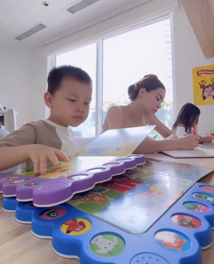Hồ ngọc hà tiết lộ cuộc sống khác biệt của cặp sinh đôi lisa leon khi ở cùng bố và mẹ trong biệt thự 30 tỷ - 3