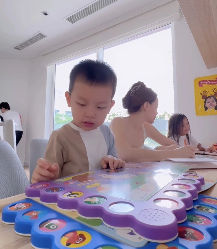 Hồ ngọc hà tiết lộ cuộc sống khác biệt của cặp sinh đôi lisa leon khi ở cùng bố và mẹ trong biệt thự 30 tỷ - 4