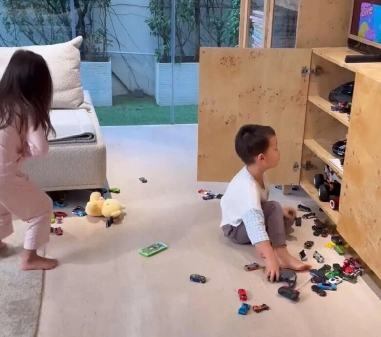 Hồ ngọc hà tiết lộ cuộc sống khác biệt của cặp sinh đôi lisa leon khi ở cùng bố và mẹ trong biệt thự 30 tỷ - 8