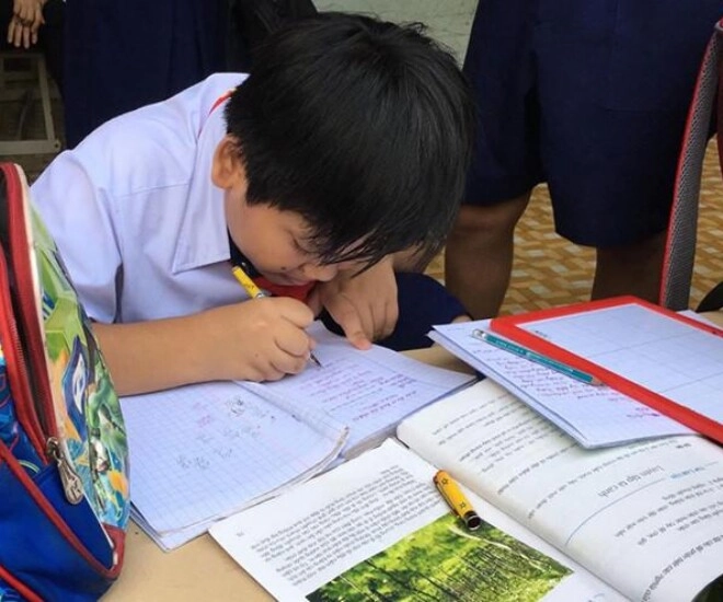 cười ngất với bài văn bé lớp 4 tả mẹ đọc đến kết bài nhiều người lại chạnh lòng - 1