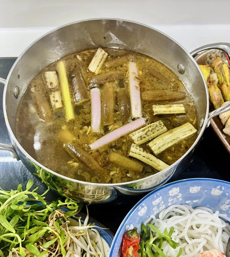Cuối tuần làm bún mắm đầy ắp topping thơm lừng cả bếp cả nhà ăn không còn một miếng - 5