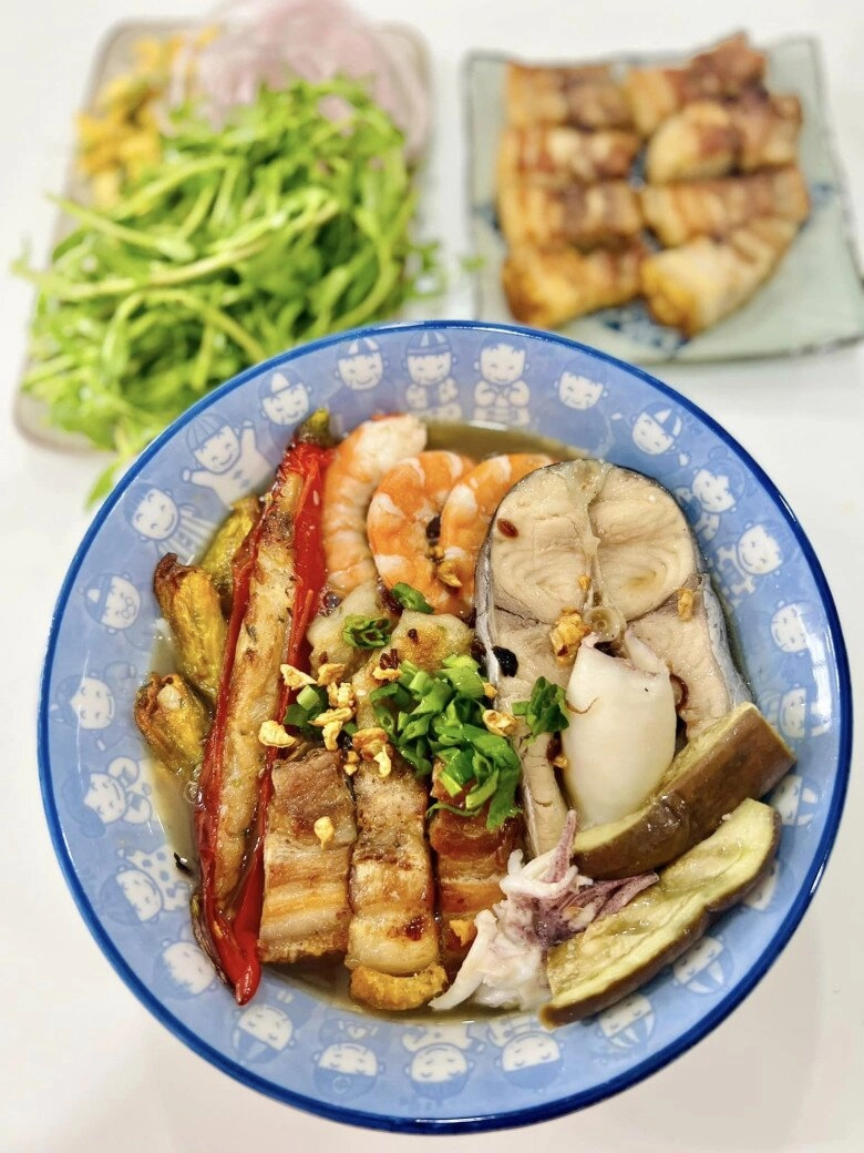 Cuối tuần làm bún mắm đầy ắp topping thơm lừng cả bếp cả nhà ăn không còn một miếng - 6