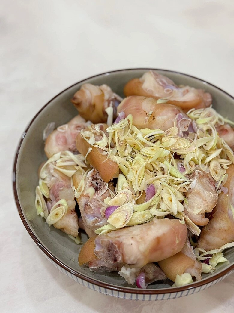 Cuối tuần làm chân giò ram sả ớt đậm đà thơm ngon lại có chút cay dịu nhẹ quá hợp ngày thu - 2