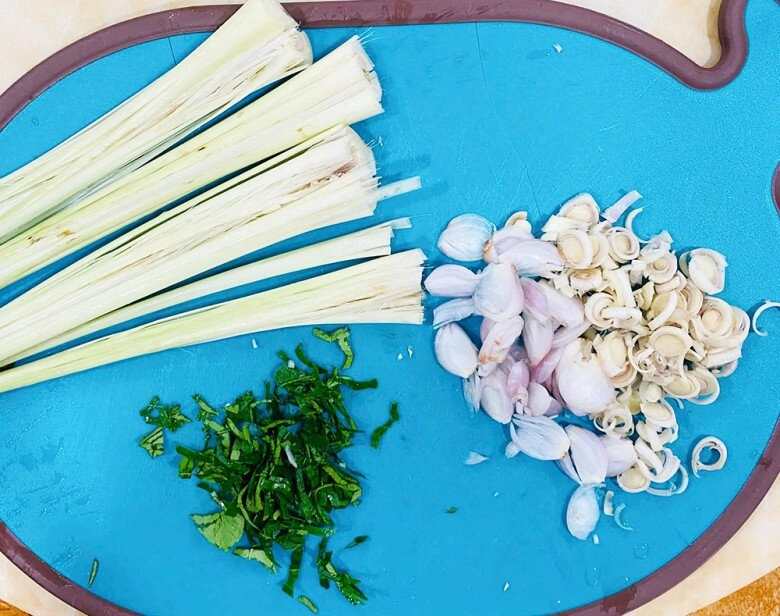Cuối tuần làm gà hấp mắm nhĩ theo cách của mẹ đảm sài gòn ngon không còn một miếng - 2