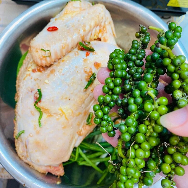 Cuối tuần làm gà hấp mắm nhĩ theo cách của mẹ đảm sài gòn ngon không còn một miếng - 5