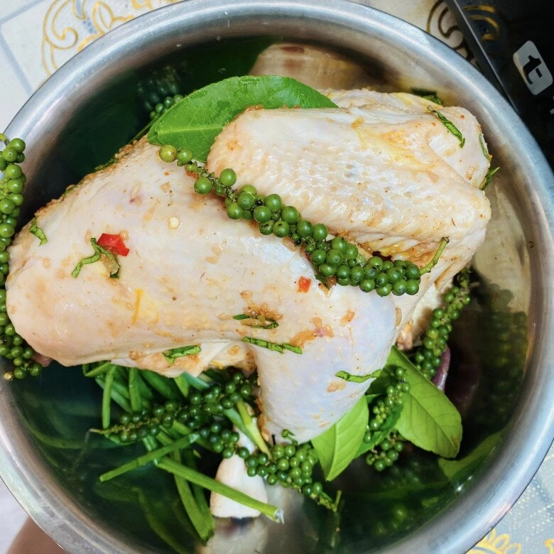 Cuối tuần làm gà hấp mắm nhĩ theo cách của mẹ đảm sài gòn ngon không còn một miếng - 6