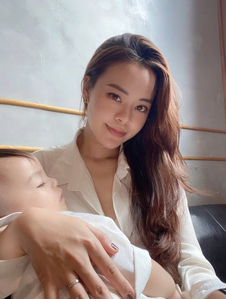 Cựu tiếp viên hàng không rời cabin máy bay để làm mẹ sinh 2 con với nam đồng nghiệp xong ai cũng ngã ngửa - 2