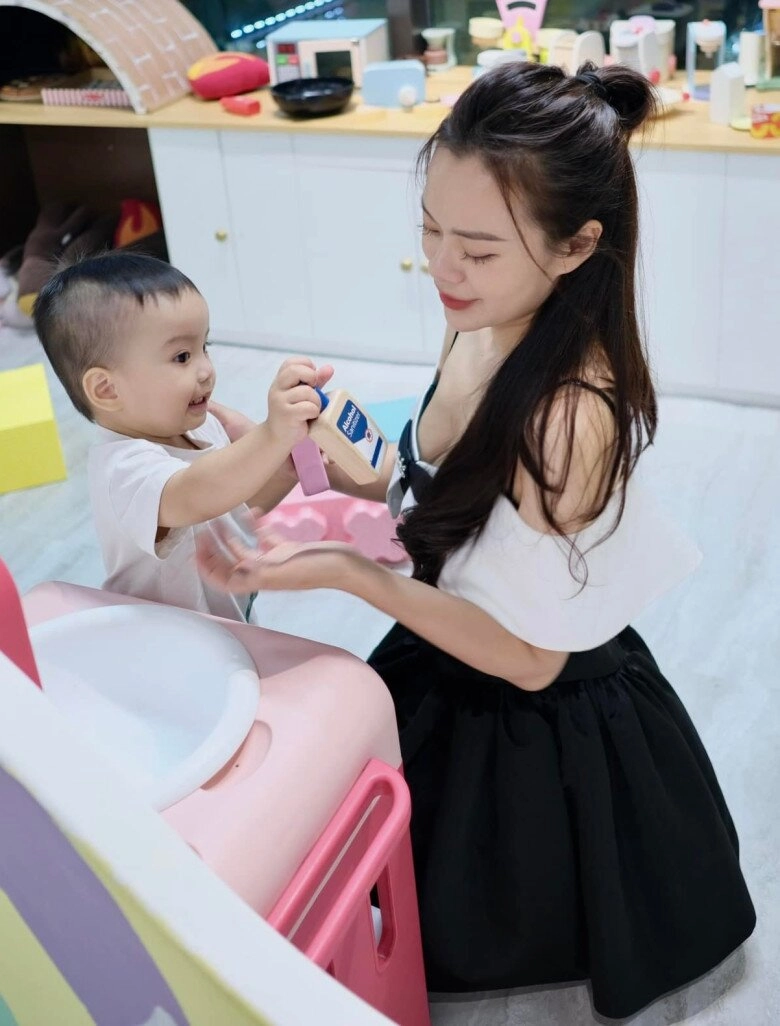 Cựu tiếp viên hàng không rời cabin máy bay để làm mẹ sinh 2 con với nam đồng nghiệp xong ai cũng ngã ngửa - 3