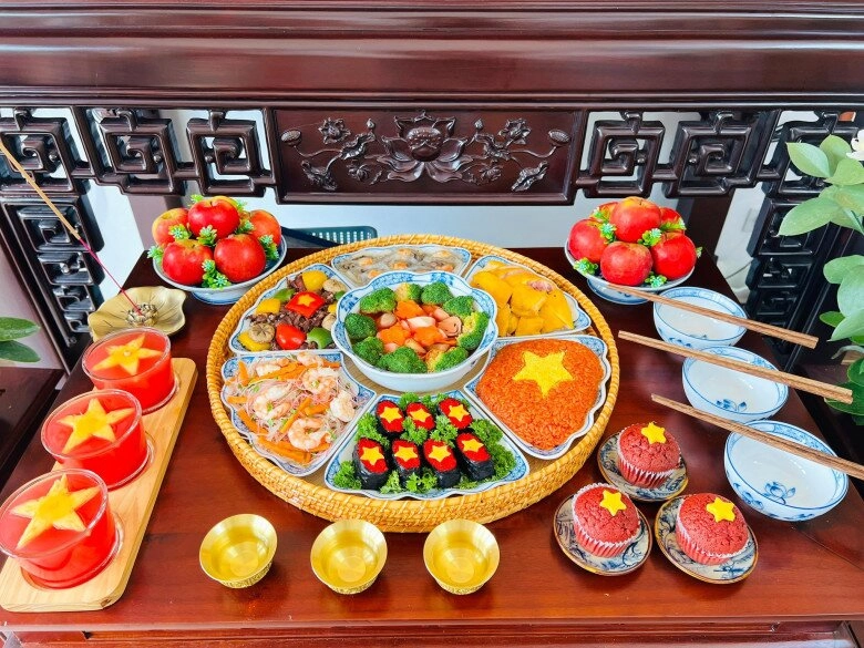 Đã mắt ngắm mâm cỗ được trang trí cờ đỏ sao vàng đẹp rực rỡ của mẹ đảm ai thấy cũng phải khen tới tấp - 3
