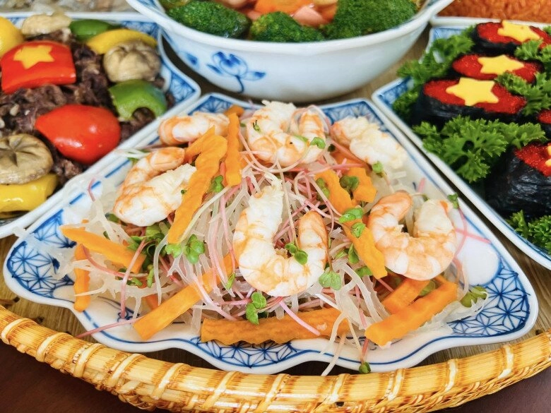 Đã mắt ngắm mâm cỗ được trang trí cờ đỏ sao vàng đẹp rực rỡ của mẹ đảm ai thấy cũng phải khen tới tấp - 7