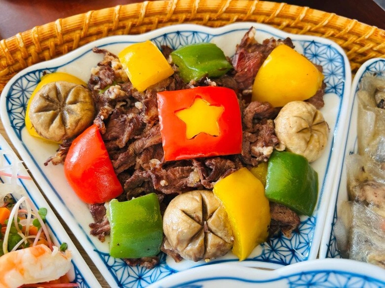 Đã mắt ngắm mâm cỗ được trang trí cờ đỏ sao vàng đẹp rực rỡ của mẹ đảm ai thấy cũng phải khen tới tấp - 9