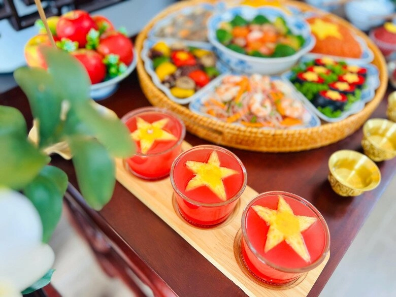 Đã mắt ngắm mâm cỗ được trang trí cờ đỏ sao vàng đẹp rực rỡ của mẹ đảm ai thấy cũng phải khen tới tấp - 10