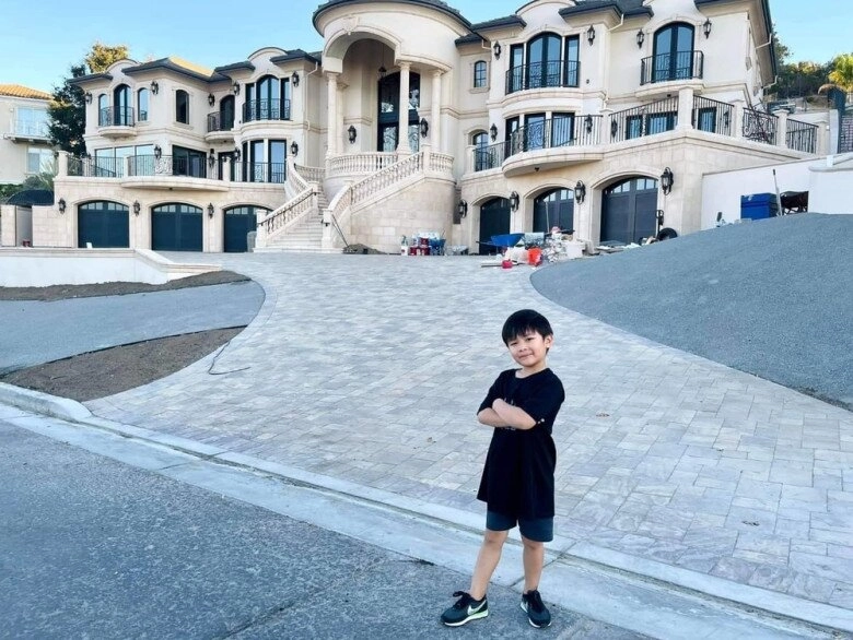 Đại gia việt nuôi con sang chảnh trong biệt thự 4000m2 ở mỹ quý tử thích thú khi được ăn dép - 7