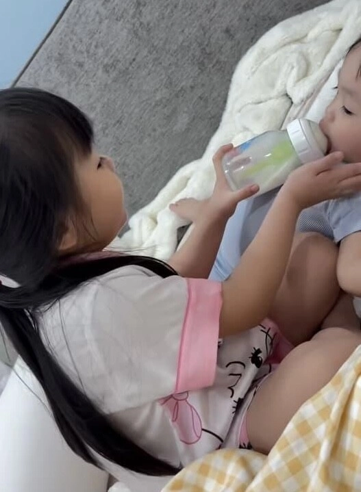 Đàm thu trang lần đầu chia sẻ hình ảnh 2 con với cường đô la sau biến cố suchin ra dáng chị lớn thấy thương - 2