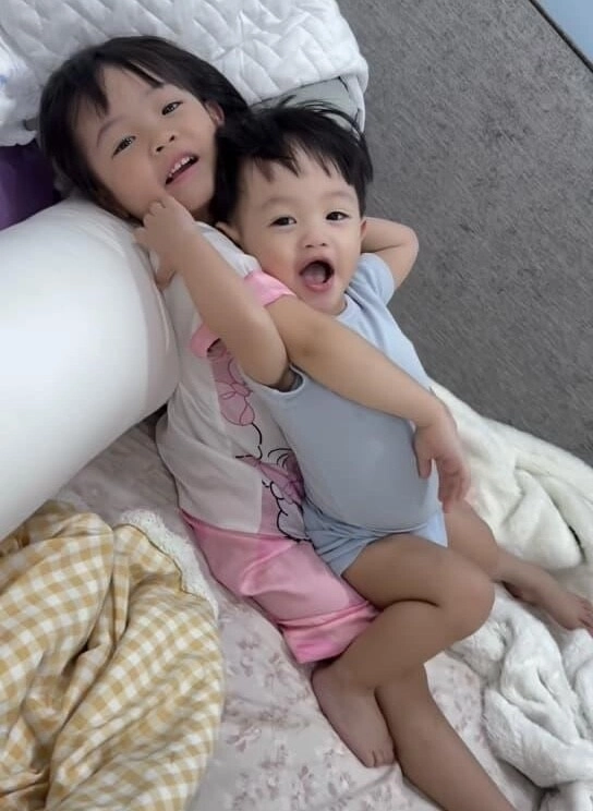 Đàm thu trang lần đầu chia sẻ hình ảnh 2 con với cường đô la sau biến cố suchin ra dáng chị lớn thấy thương - 4