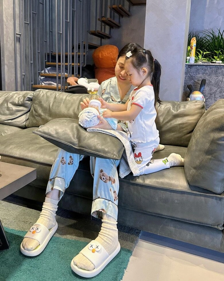 Đàm thu trang lần đầu chia sẻ hình ảnh 2 con với cường đô la sau biến cố suchin ra dáng chị lớn thấy thương - 5