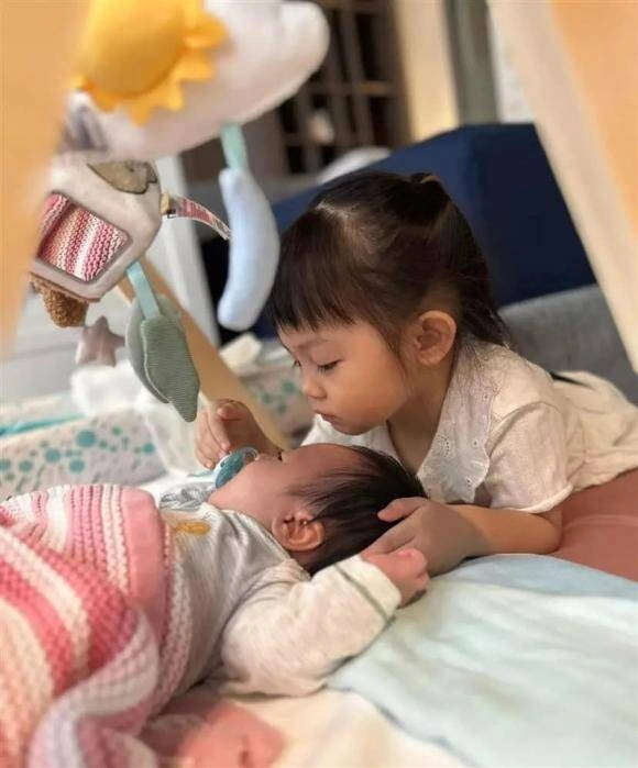 Đàm thu trang lần đầu chia sẻ hình ảnh 2 con với cường đô la sau biến cố suchin ra dáng chị lớn thấy thương - 7