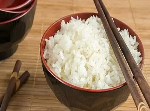 Đang ăn cơm con gái 4 tuổi đứng dậy lấy thêm bát mời anh trai mẹ sợ hãi vì nhà chỉ có 2 mẹ con - 1