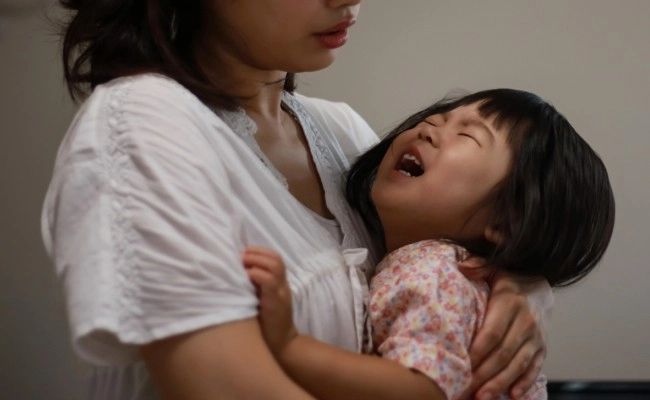 Đang ngủ con gái hét lớn mẹ ơi cháy rồi tôi kinh hoàng bật dậy ôm con khóc trong ân hận - 2