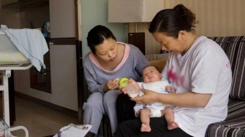 Dậy sớm nấu ăn cho chồng con tôi phát hiện bí mật kinh hoàng của nữ giúp việc - 1