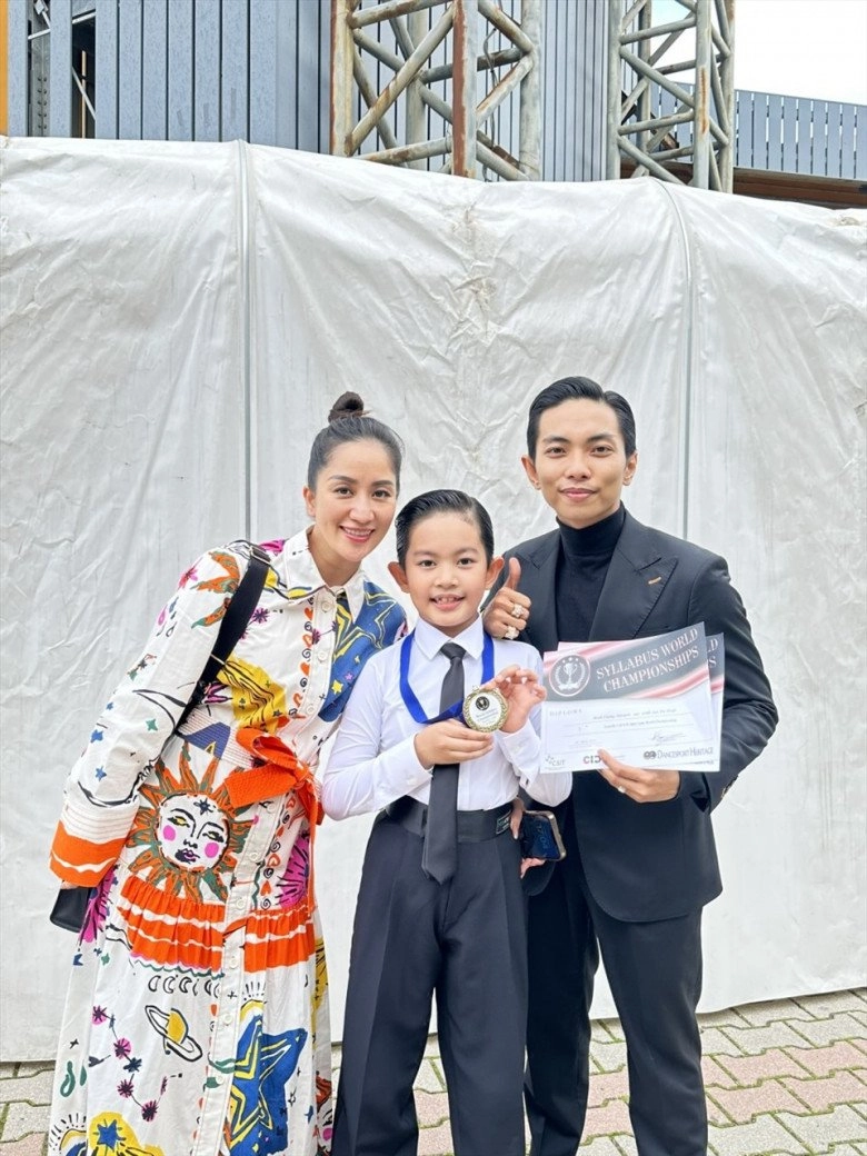 Để đoạt 10 hcv dancesport ít người biết con trai khánh thi phan hiển phải quấn dây kháng lực quanh cơ thể mỗi ngày - 3