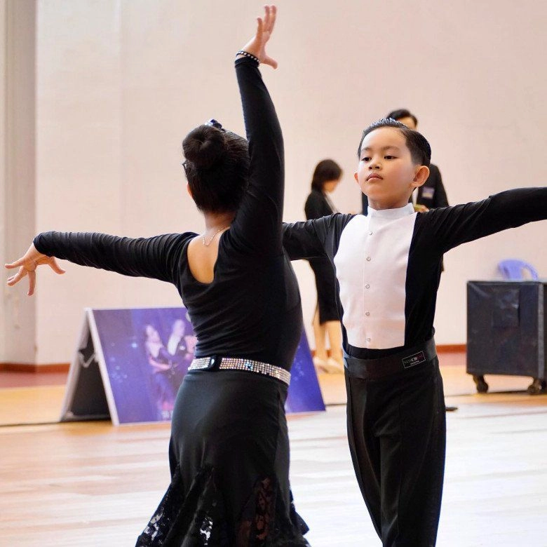 Để đoạt 10 hcv dancesport ít người biết con trai khánh thi phan hiển phải quấn dây kháng lực quanh cơ thể mỗi ngày - 9
