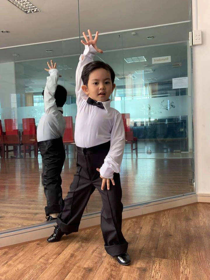 Để đoạt 10 hcv dancesport ít người biết con trai khánh thi phan hiển phải quấn dây kháng lực quanh cơ thể mỗi ngày - 10