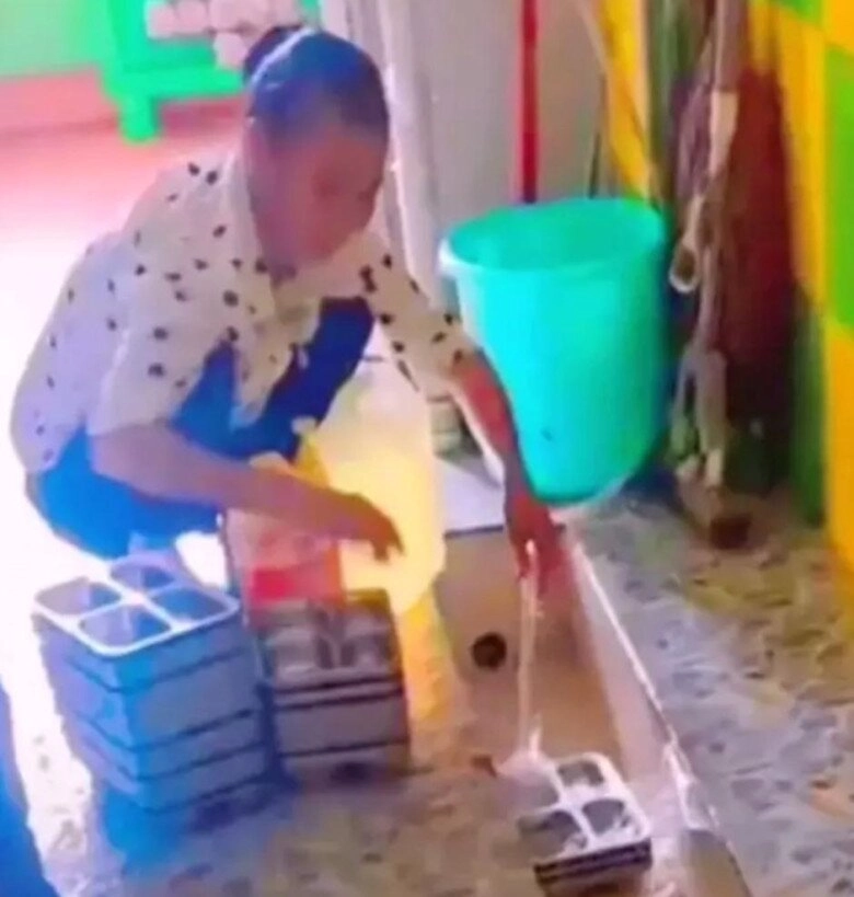 Đến đón con vô tình phát hiện cảnh cô giáo đang rửa bát trong nhà vệ sinh ông bố lập tức chuyển trường - 2