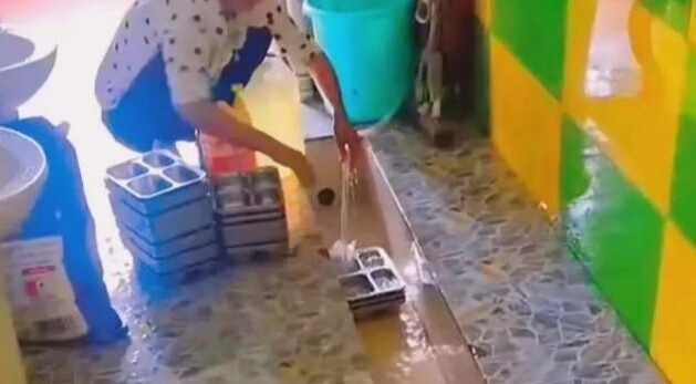 Đến đón con vô tình phát hiện cảnh cô giáo đang rửa bát trong nhà vệ sinh ông bố lập tức chuyển trường - 3