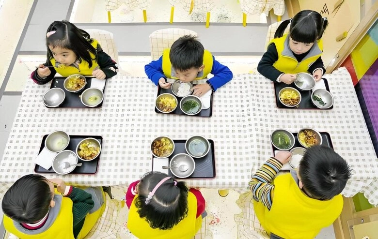 Đến đón con vô tình phát hiện cảnh cô giáo đang rửa bát trong nhà vệ sinh ông bố lập tức chuyển trường - 4