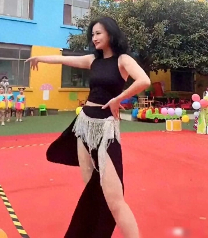 Đến trường con xem văn nghệ đầu năm phụ huynh nóng mặt khi thấy cô mẫu giáo ăn mặc gợi cảm nhảy múa - 1