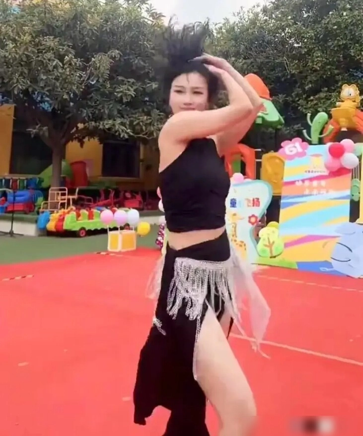 Đến trường con xem văn nghệ đầu năm phụ huynh nóng mặt khi thấy cô mẫu giáo ăn mặc gợi cảm nhảy múa - 3