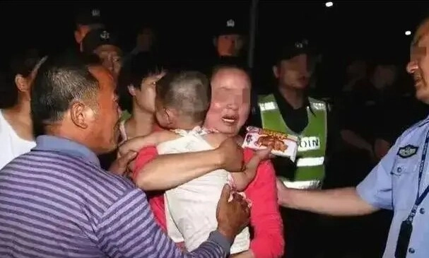 Đi ăn hàng cùng mẹ bé gái cố tình làm gãy chiếc thìa ông chủ lập tức báo cảnh sát - 2