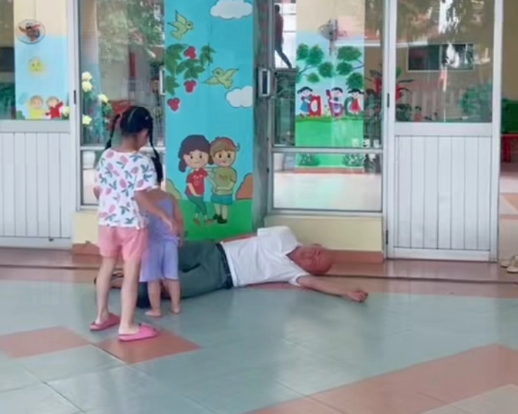 Đi đón con nghe cô bé báo tin sốc ông bố việt gục ngã ngay trước cửa lớp - 3